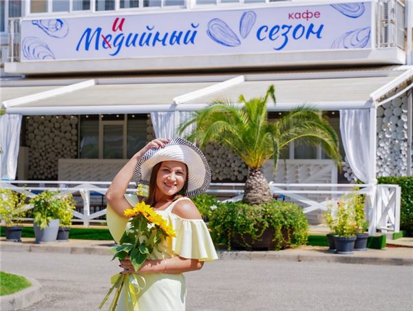 Веранда «Мидийный сезон» напротив сцены — фото 1